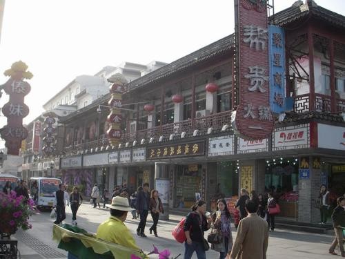 南京小吃街(这5条美食街,名气大,但口碑差价格贵,本地人不去个)
