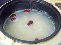 薏米粥的做法(薏米粥可以做得像甜品一样好吃,奶香浓郁,口感丝滑)