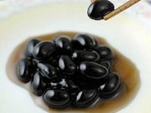 把醋倒入黑豆中,做成醋泡黑豆,营养美味,简单方便还实用